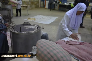 پخت روزانه ۵ هزار قرص نان برای پذیرایی از میهمانان مراسم تشییع رهبر شهید در دانشکده شهید منتظری 3