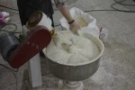 پخت روزانه ۵ هزار قرص نان برای پذیرایی از میهمانان مراسم تشییع رهبر شهید در دانشکده شهید منتظری 7