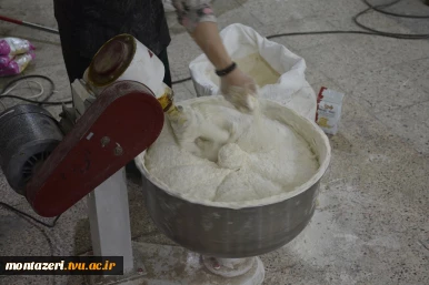 پخت روزانه ۵ هزار قرص نان برای پذیرایی از میهمانان مراسم تشییع رهبر شهید در دانشکده شهید منتظری 7
